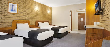 Familien-Suite, 1 Schlafzimmer, Nichtraucher, Kochnische | 1 Schlafzimmer, laptopgeeigneter Arbeitsplatz, Bügeleisen/Bügelbrett