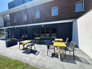 Terrace/patio - Brit Hotel Vannes-Theix (Theix-Noyalo)