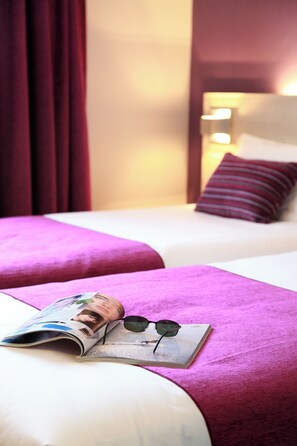 Desk, laptop workspace, blackout drapes, soundproofing - Brit Hotel Vannes-Theix (Theix-Noyalo)