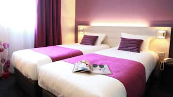 Bureau, espace de travail pour ordinateur portable, rideaux occultants