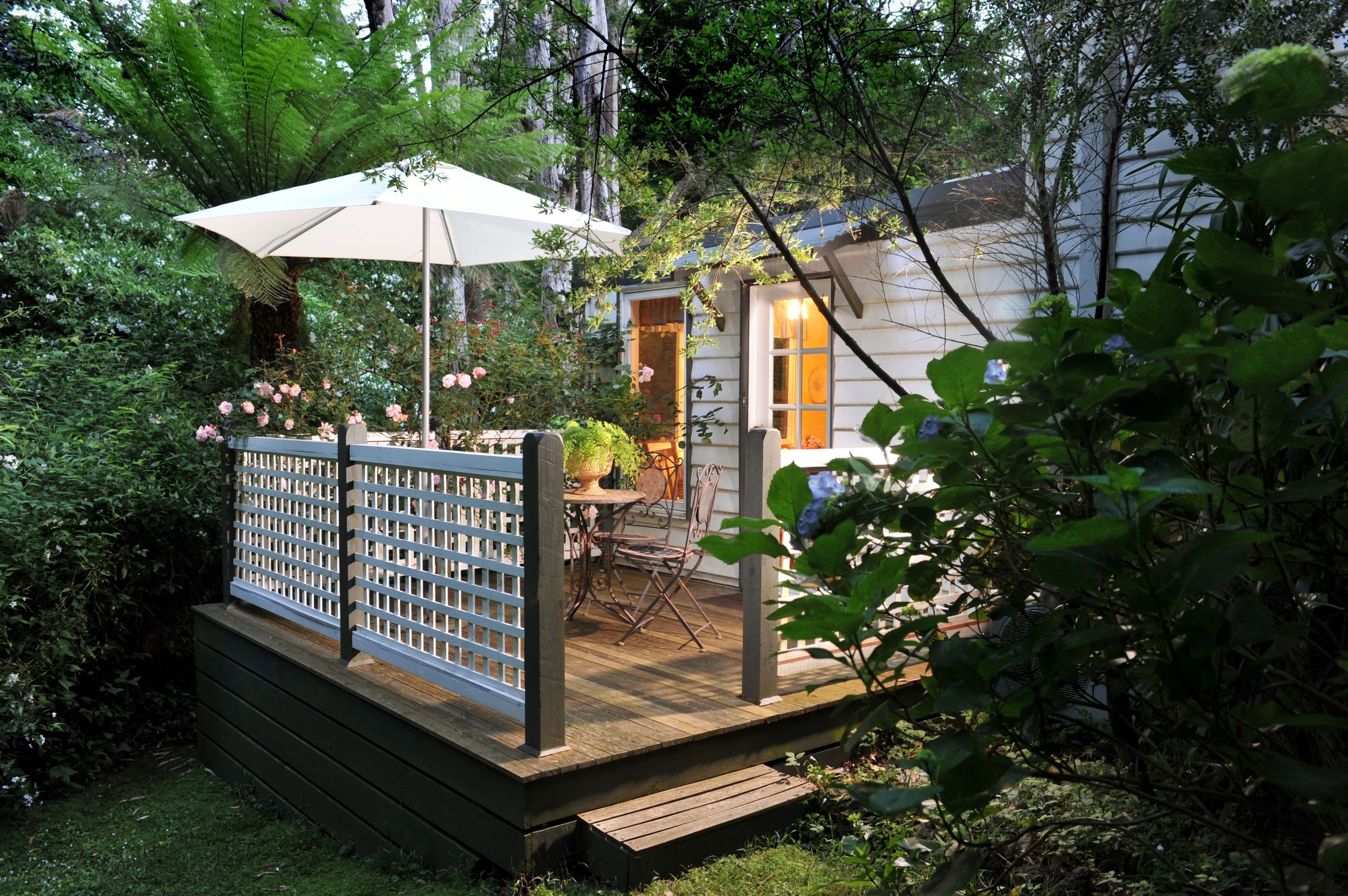 Romantic Cottage, 1 Queen Bed, Garden View | Terrace/patio