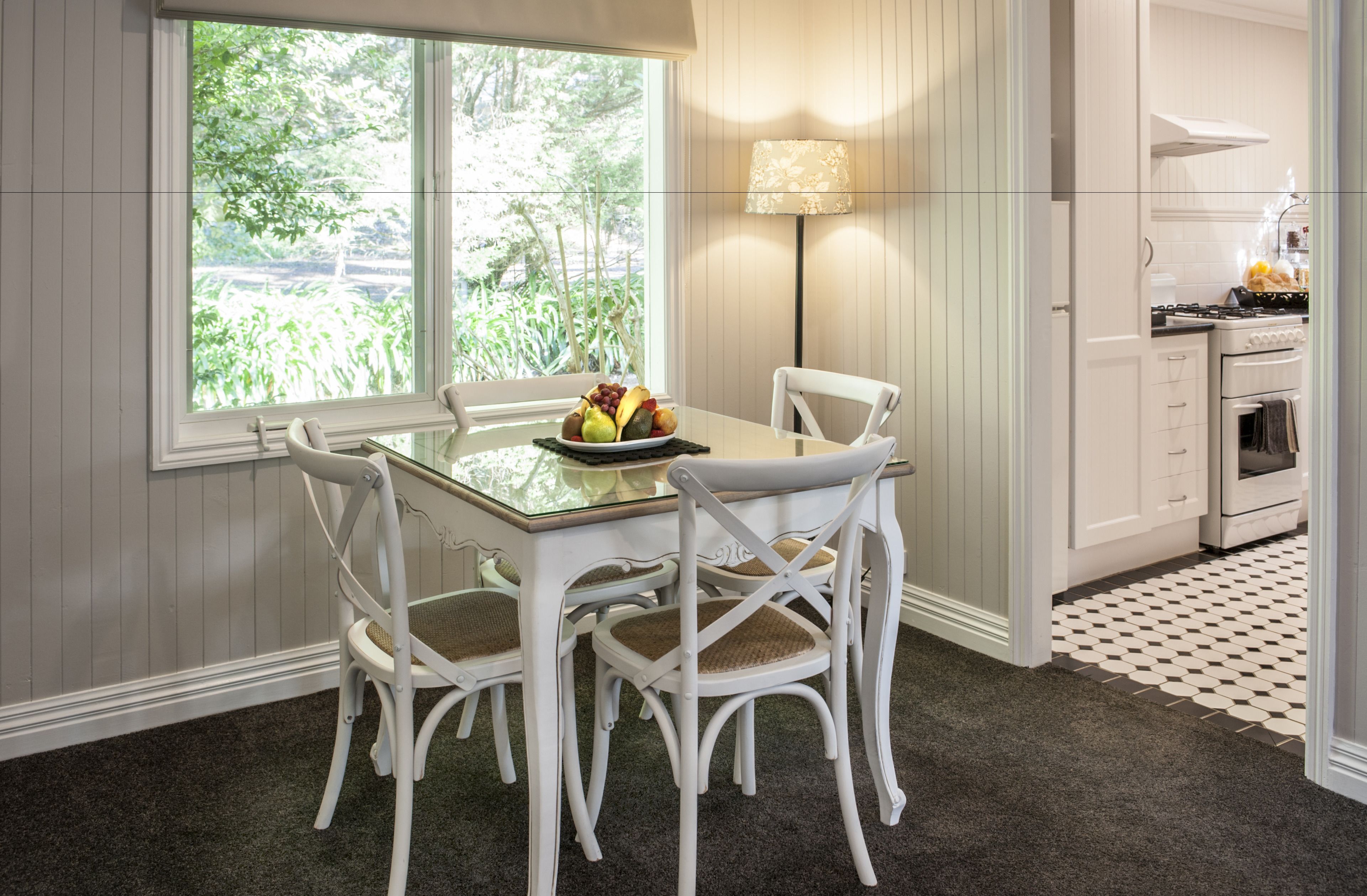 Deluxe Cottage, 2 Queen Beds, Garden View | In-room dining