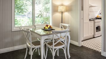 Deluxe Cottage, 2 Queen Beds, Garden View | In-room dining