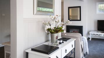 Deluxe Cottage, 2 Queen Beds, Garden View | Room amenity