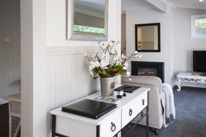 Deluxe Cottage, 2 Queen Beds, Garden View | Room amenity - Clarendon Cottages (Sassafras)