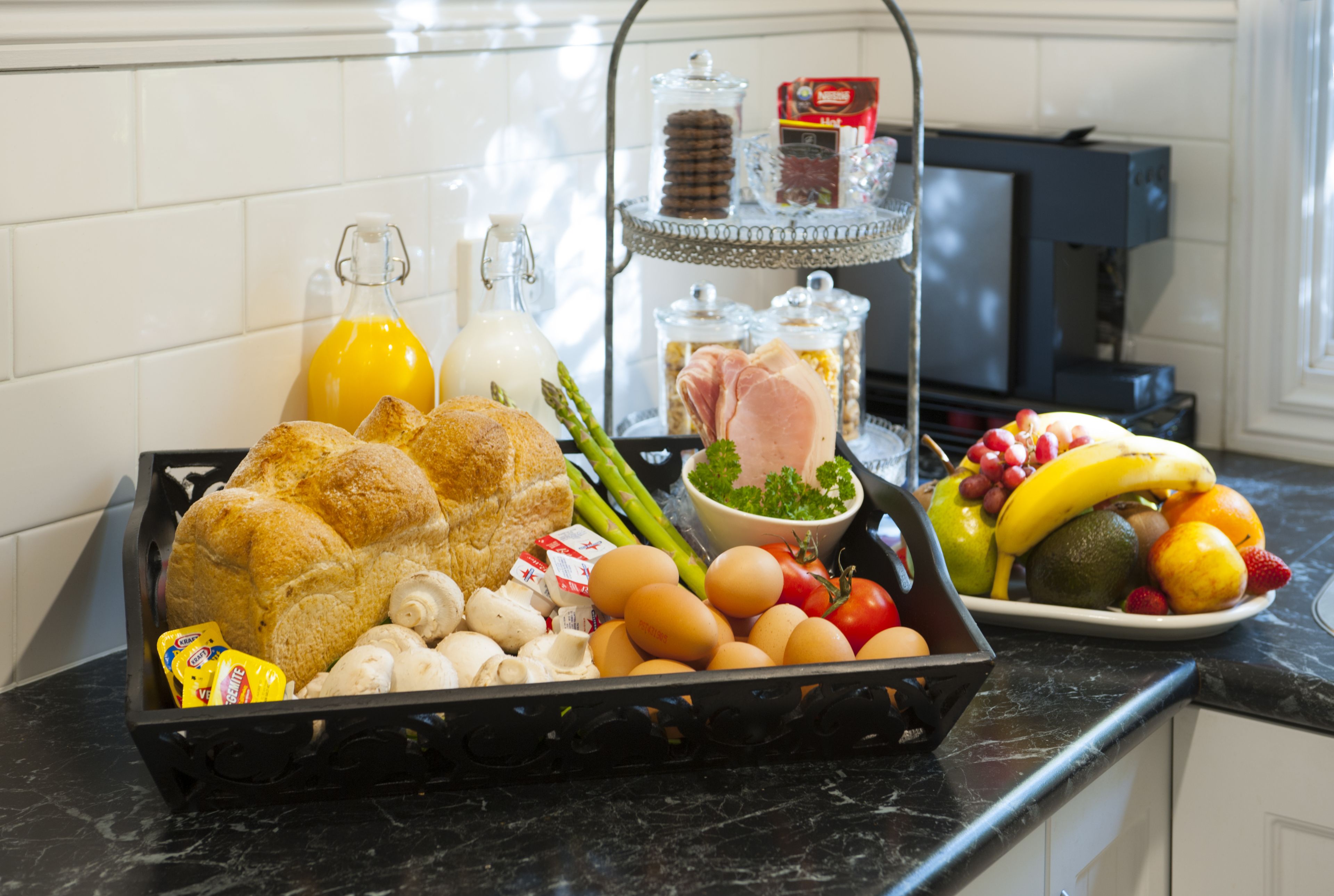 Een ontbijfwagen met brood, eieren, asperges, tomaten en een verscheidenheid aan fruit en groenten.