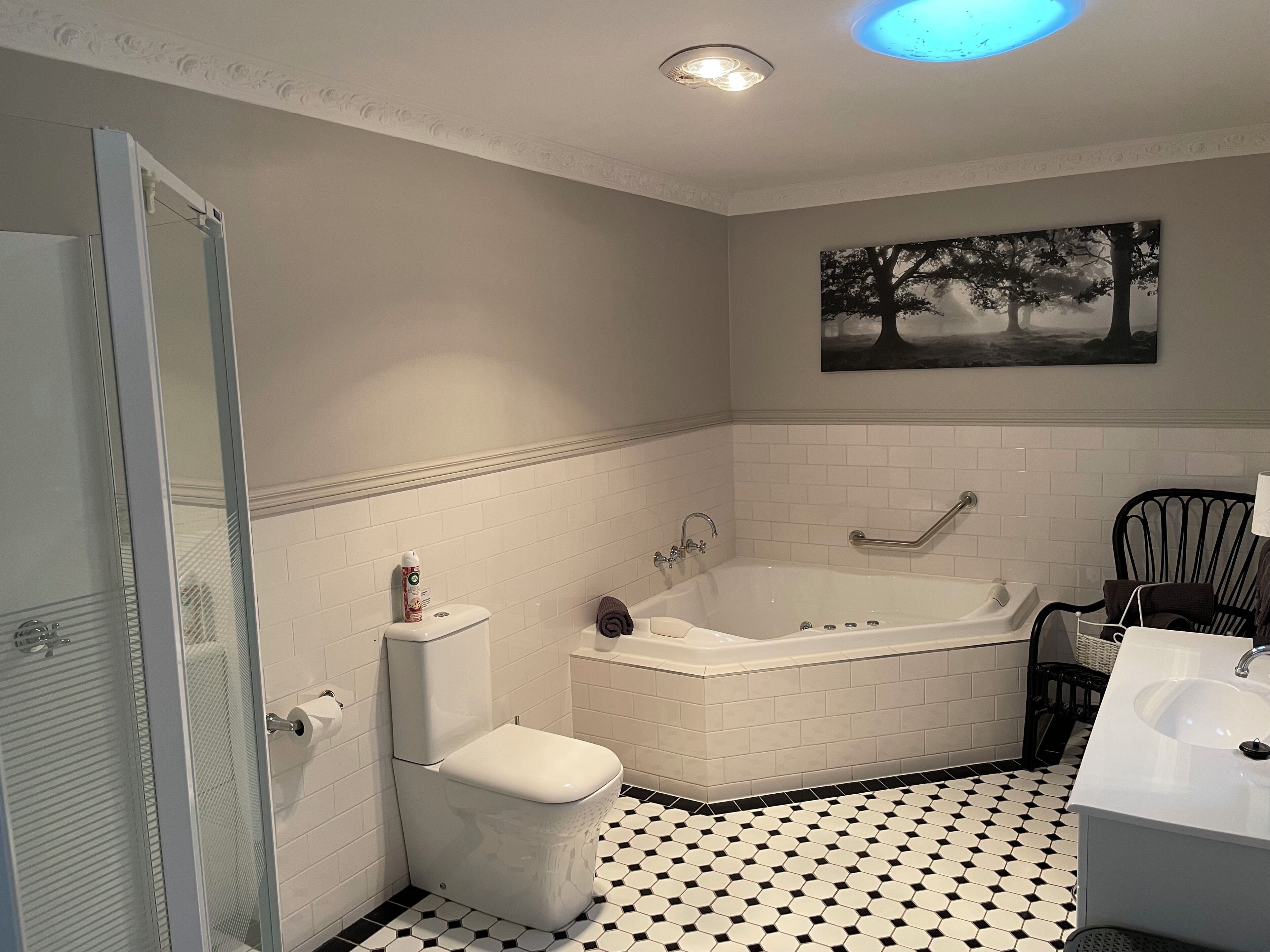 A bathroom with a toilet, bathtub, and sink.