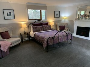 Romantic Cottage, 1 Queen Bed, Garden View | Premium bedding, pillowtop beds, individually decorated - Clarendon Cottages (Sassafras)