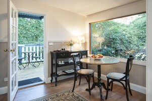 浪漫村舍, 1 张大床, 花园景观 | 客房内用餐