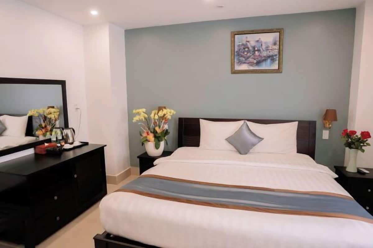 Een minibar, een bureau, gratis wifi, beddengoed
