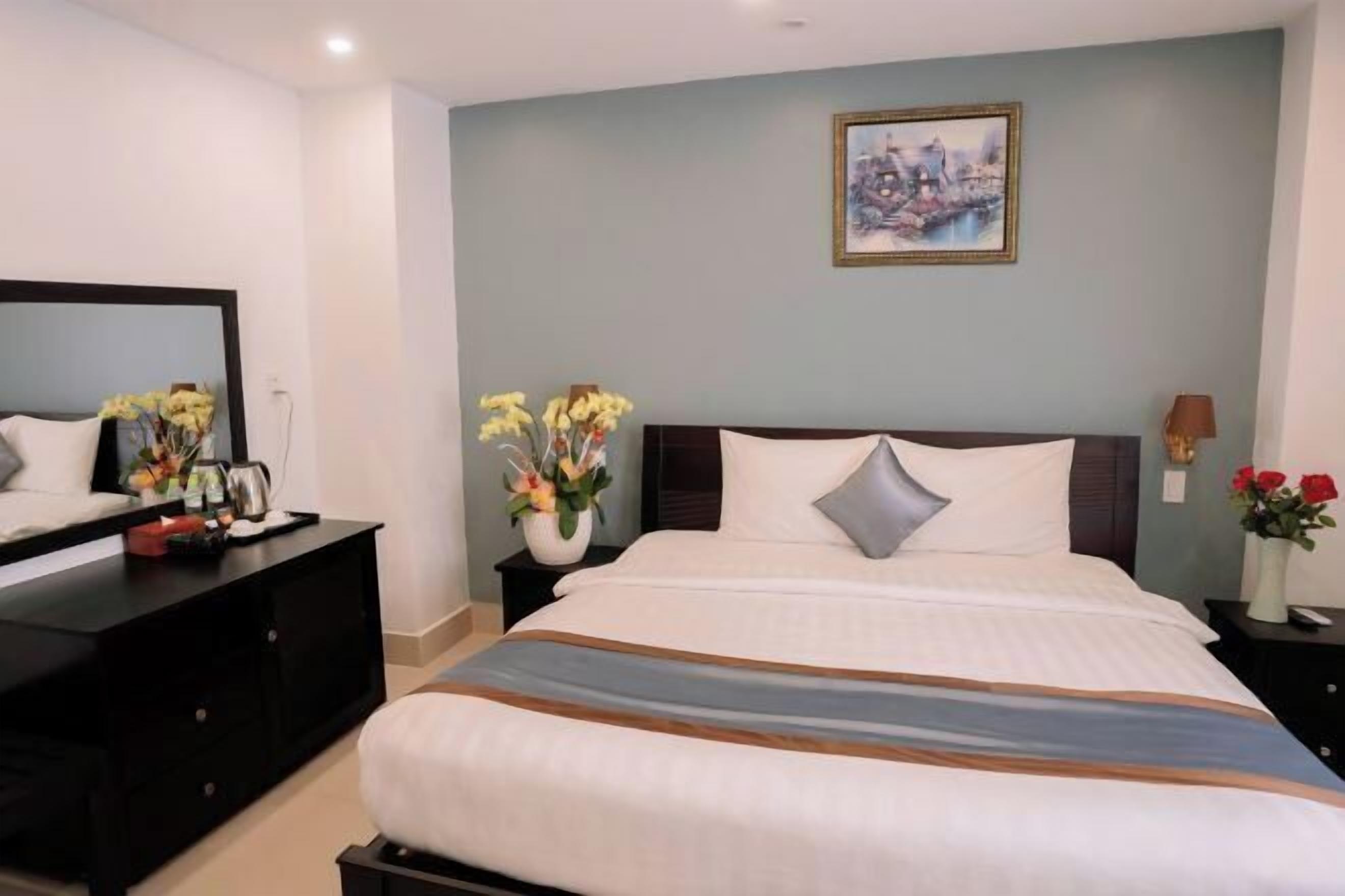 Minibar, desk, free WiFi, bed sheets