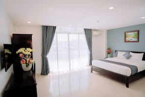 豪華雙人房, 陽台 | 迷你吧、書桌、免費無線上網、床單