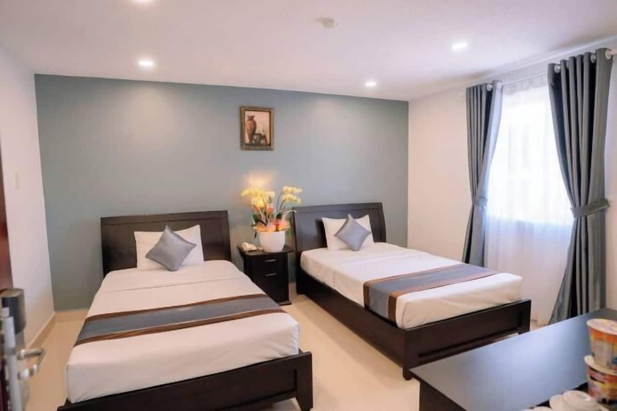 Een minibar, een bureau, gratis wifi, beddengoed