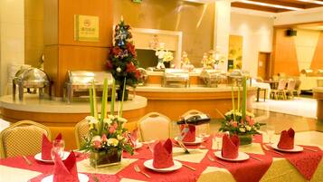 2 restaurants, breakfast, lunch, dinner served; international cuisine