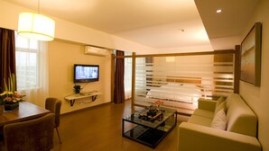 Business Room | Peti besi dalam bilik, meja, langsir/tirai gelap terus 