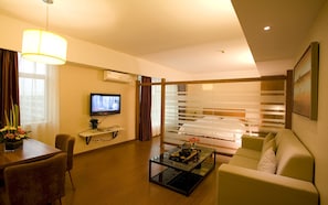 Business Room | In-room safe, desk, blackout drapes - Holiday Villa Hotel & Residence Baiyun Guangzhou (Guangzhou)