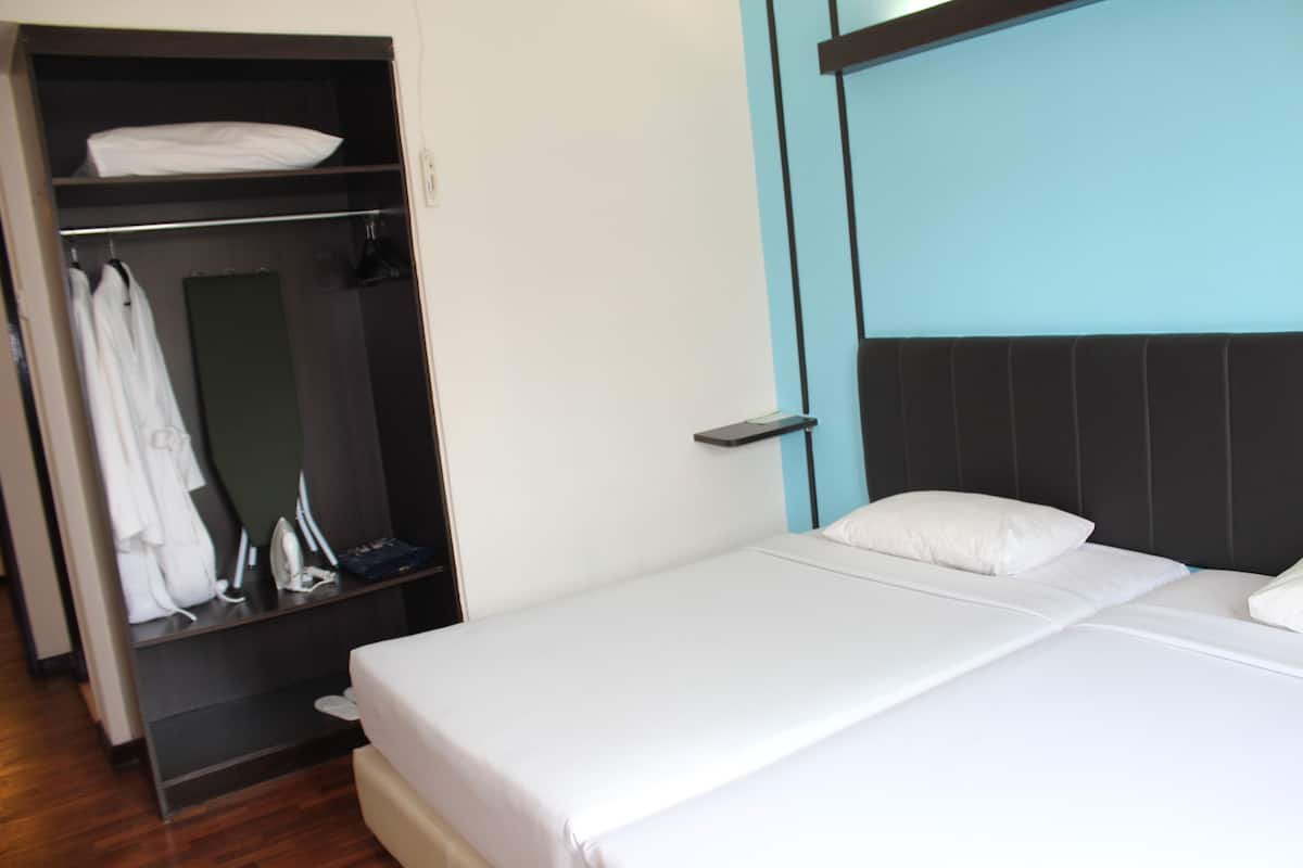 Minibar, coffres-forts dans les chambres, bureau