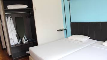 Minibar, Zimmersafe, Schreibtisch