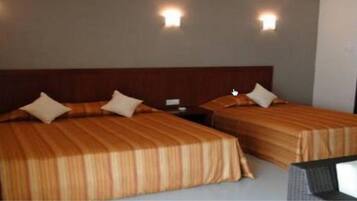 Minibar, Zimmersafe, Schreibtisch