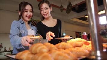 Breakfast (MYR 23 per person)