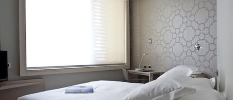 Klassieke tweepersoonskamer | Luxe beddengoed, donsdekens, bedden met traagschuimmatrassen