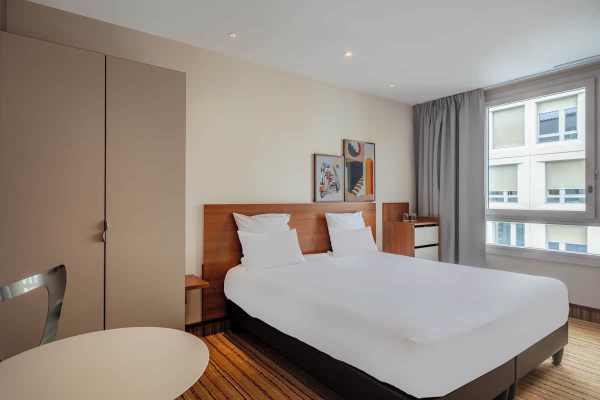 Room, 1 King Bed, Accessible | In-room safe, desk, blackout drapes, soundproofing