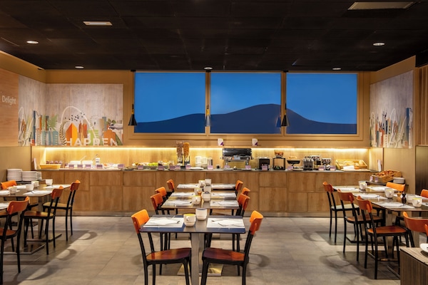 Desayuno buffet diario (EUR 16 por persona)