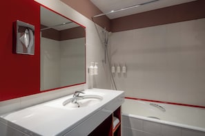 Un baño moderno con lavamanos doble, un espejo grande y cabina de ducha.