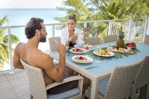 Aperto a pranzo, cena e brunch, con vista sulla piscina 
