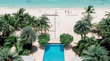 Piscine extérieure, cabanons gratuits, parasols de plage