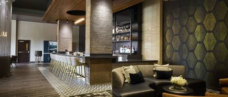 Sert le petit déjeuner et le dîner