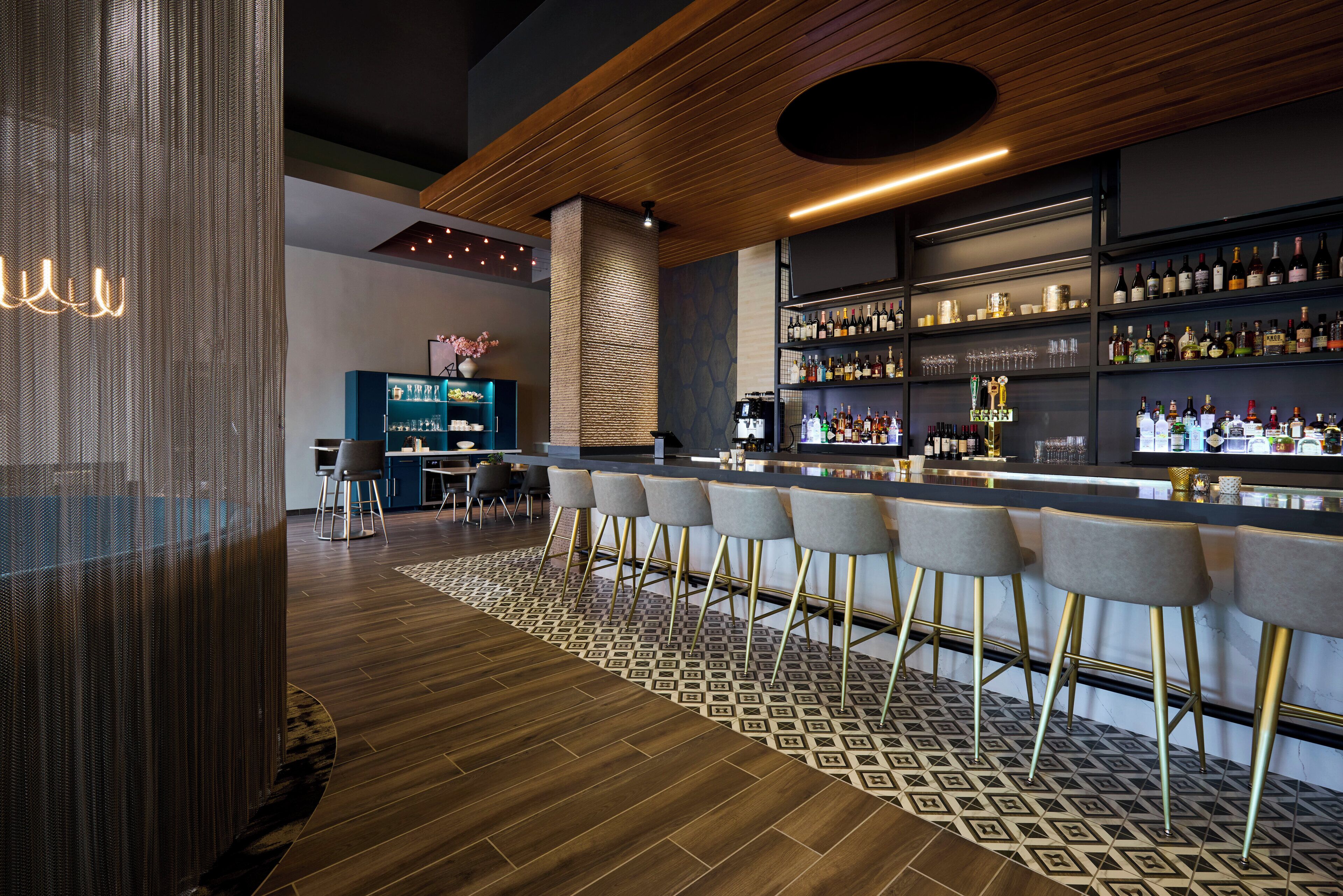 Phục vụ bữa sáng và bữa tối 