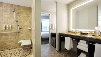 Suíte grand, acessível (The Grand Den Mobility) | Banheiro | Produtos de toalete de grife, secador de cabelo, roupões de banho