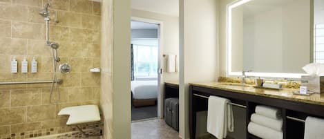 The Grand Den Mobility-Accessible Suite with Roll-In Shower | Baño para personas con discapacidad