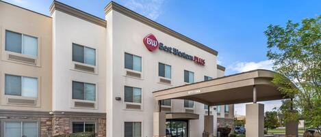 Un hotel Best Western Plus con entrada cubierta, varias ventanas y cielo despejado.