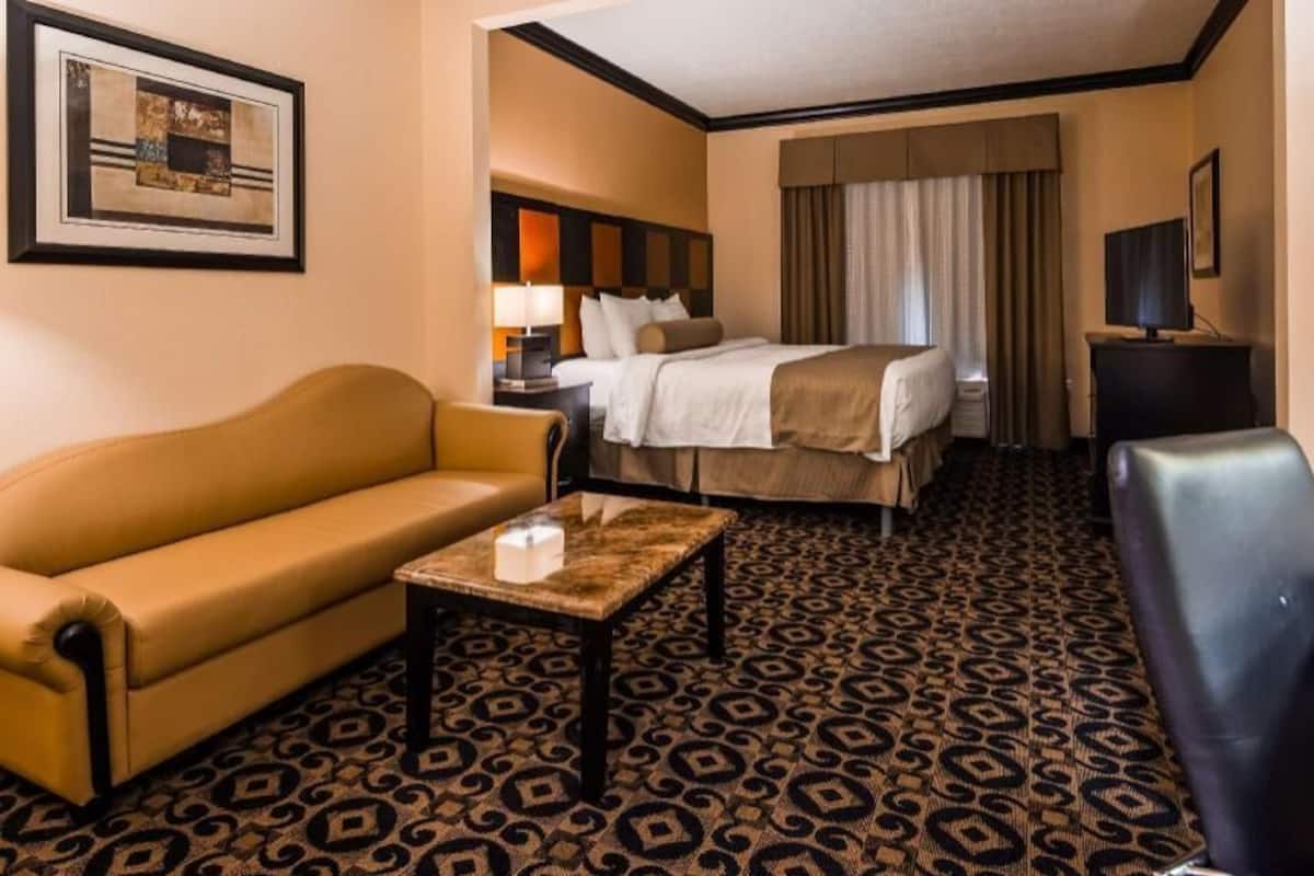 Premium bedding, pillowtop beds, in-room safe, desk