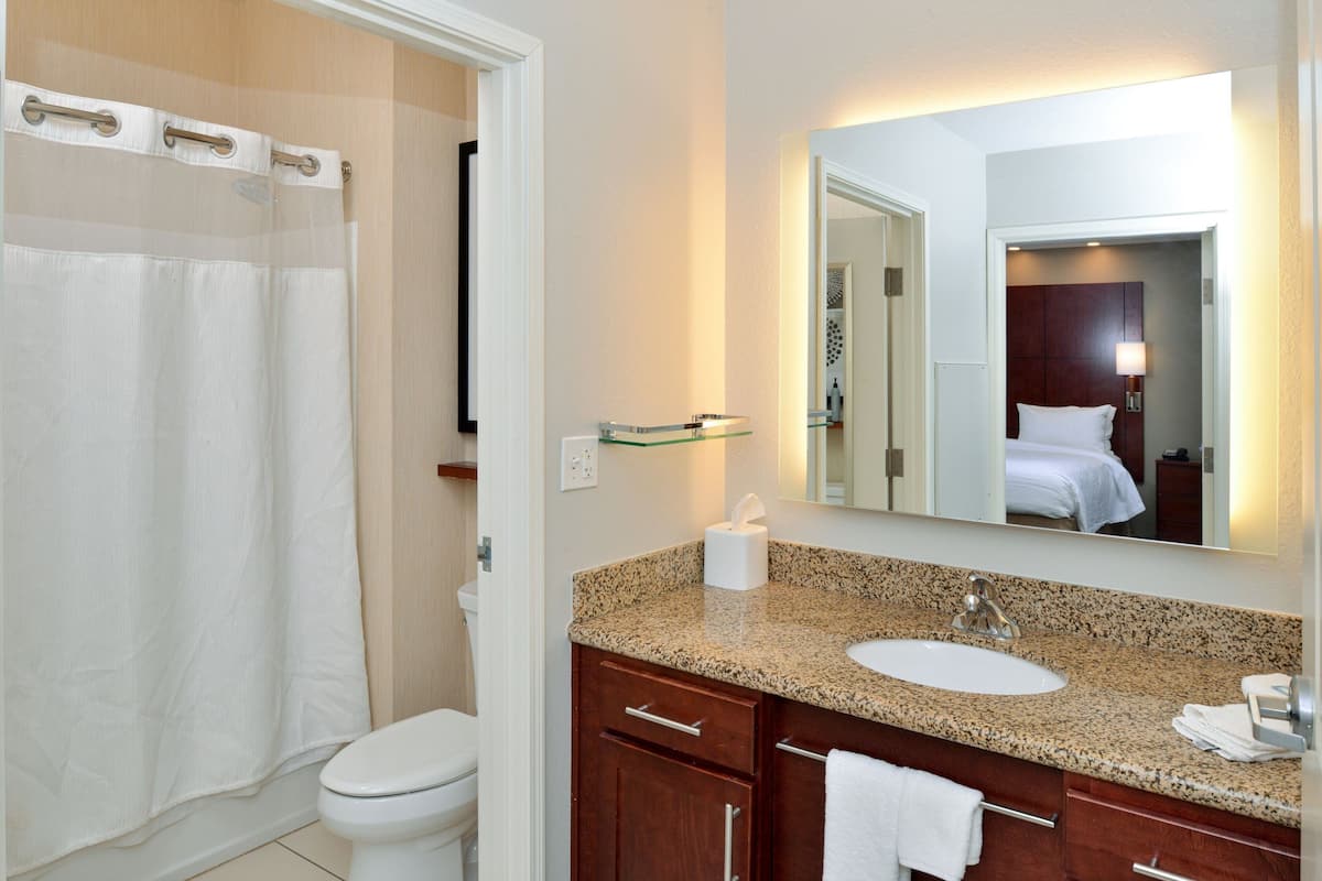 suite, 1 bedroom | bathroom | combined shower/bathtub, free toiletries, hair dryer, towels