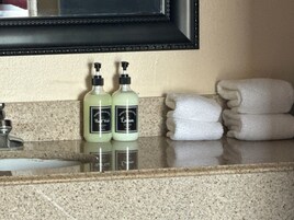 Bañera con ducha, secador de pelo, toallas