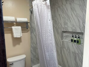 Combined shower/bathtub, hair dryer, towels