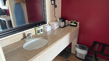 Combined shower/tub, hair dryer, towels