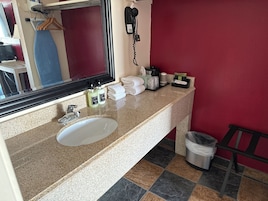 Bañera con ducha, secador de pelo, toallas