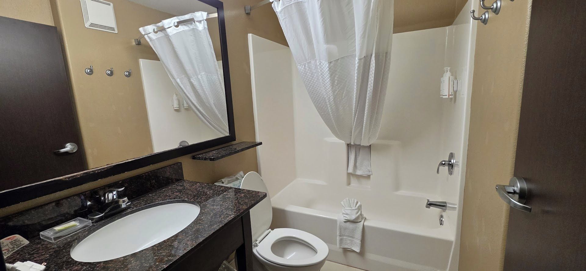 Un baño con lavamanos, inodoro y bañera.