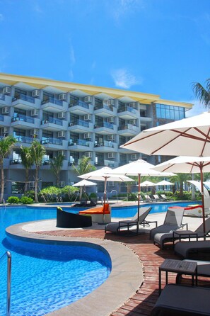 Outdoor pool, pool loungers - Sanya Serenity Marina Hotel (Sanya)