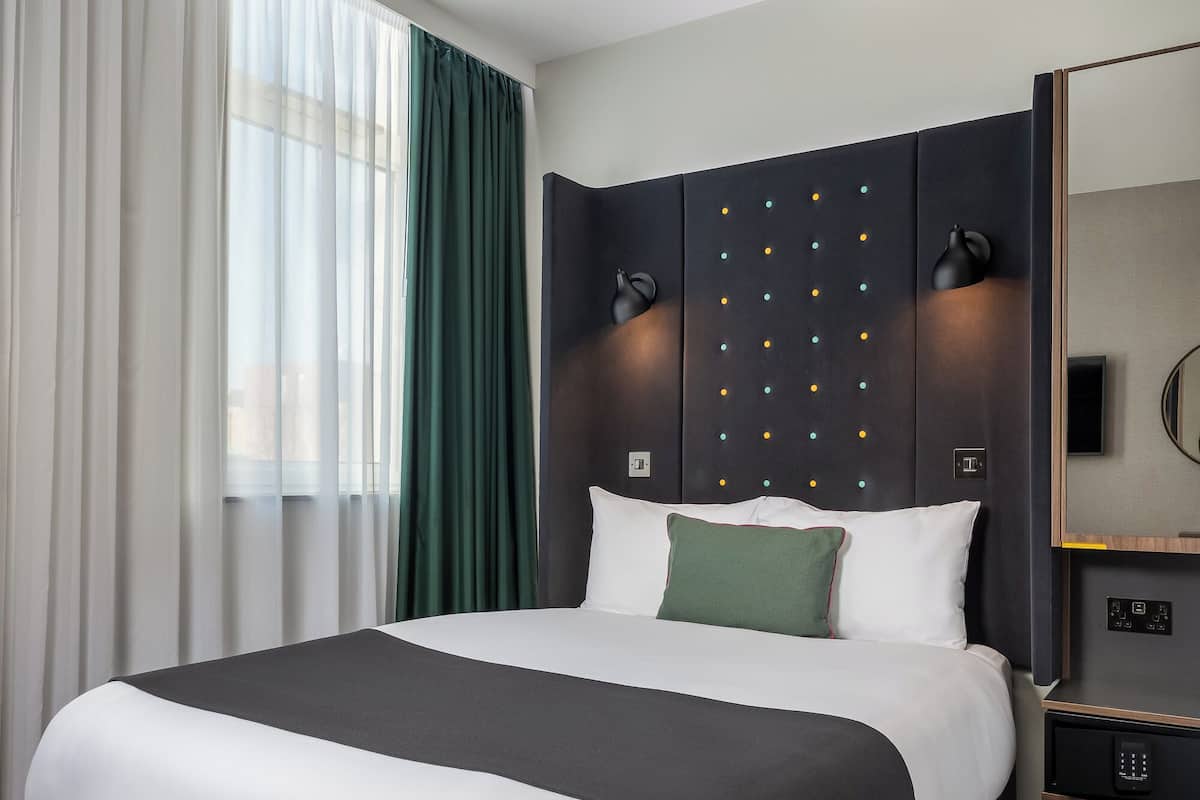 Kahden hengen huone | Tallelokero huoneessa, työpöytä