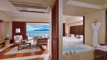 Habitación Club, 2 habitaciones, para no fumadores, vista al océano (Adult Only 13 or over) | Minibar, caja de seguridad en la habitación y escritorio