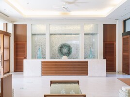 Un sauna, una bañera de hidromasaje, baño turco, baño turco/hammam