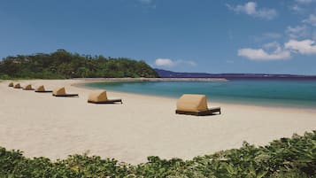 Di pantai, pasir putih, kerusi lepak pantai, payung