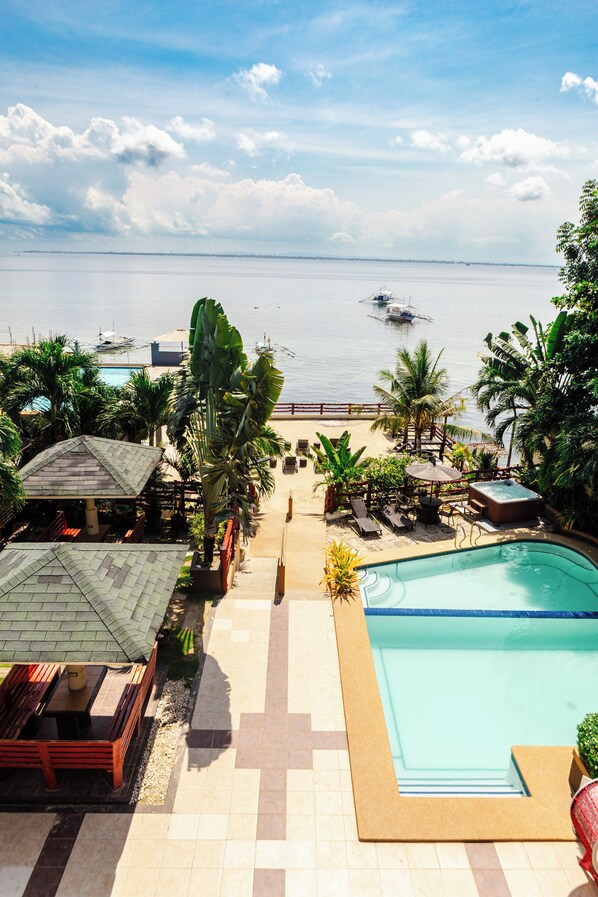 Outdoor pool, sun loungers - Palmbeach Resort and Spa Mactan (Lapu-Lapu)