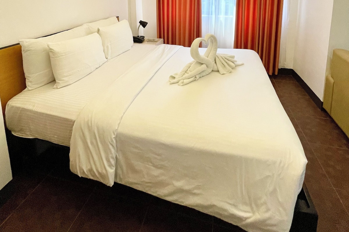 Minibar, in-room safe, soundproofing, WiFi (free)