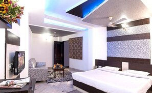 Royal Room | In-room safe, desk, iron/ironing board, free WiFi